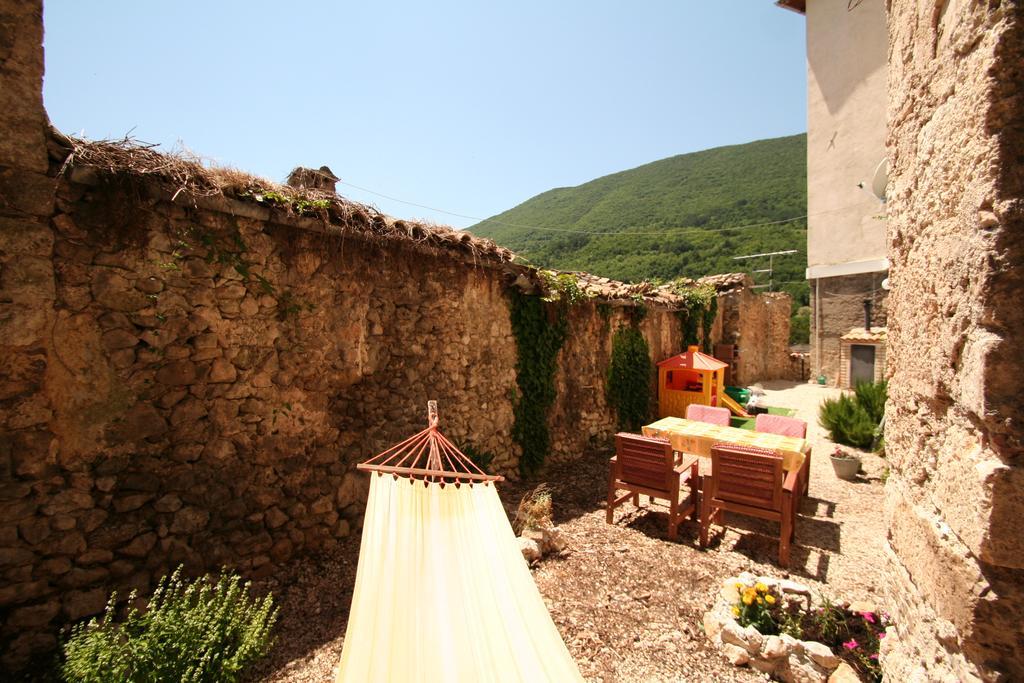 Sotto Il Castello Gagliano Aterno Exterior foto