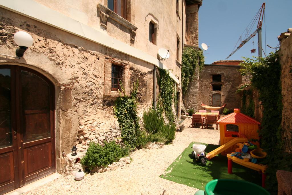 Sotto Il Castello Gagliano Aterno Exterior foto