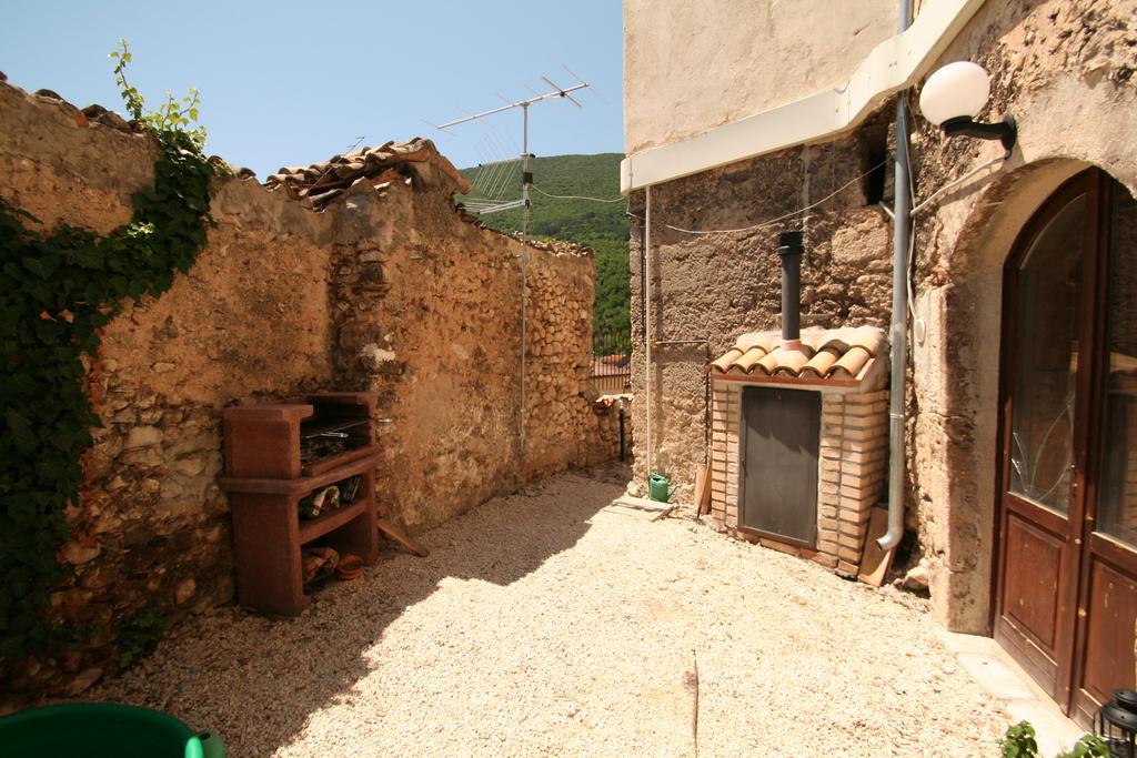 Sotto Il Castello Gagliano Aterno Exterior foto